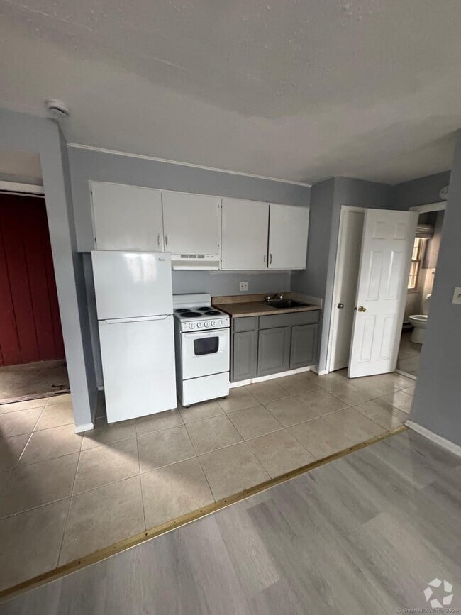 Building Photo - 240 Oak St Unit 11 Rental