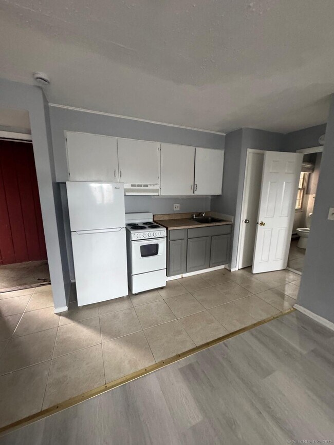 Building Photo - 240 Oak St Unit 7 Rental