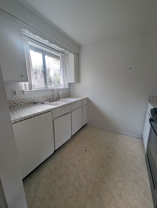 235/237 Whitesell St W