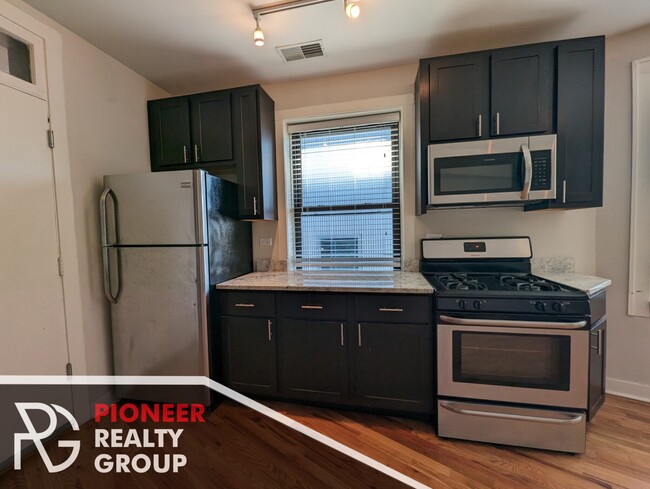Building Photo - 2235 W Wilson Ave Unit 2 Rental