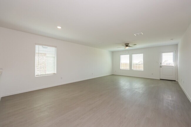 Photo - 1289 Wedge Leaf Ln