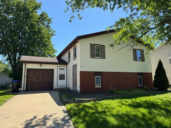 Building Photo - Incredible Large 4 Bedroom House!
