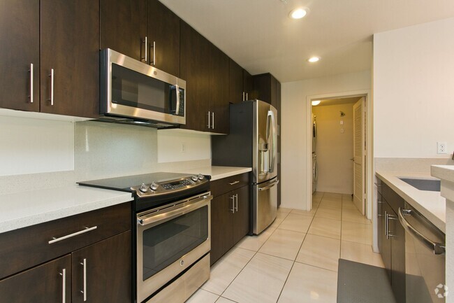 Building Photo - Wonderfully located - Three bedroom two ba... Rental