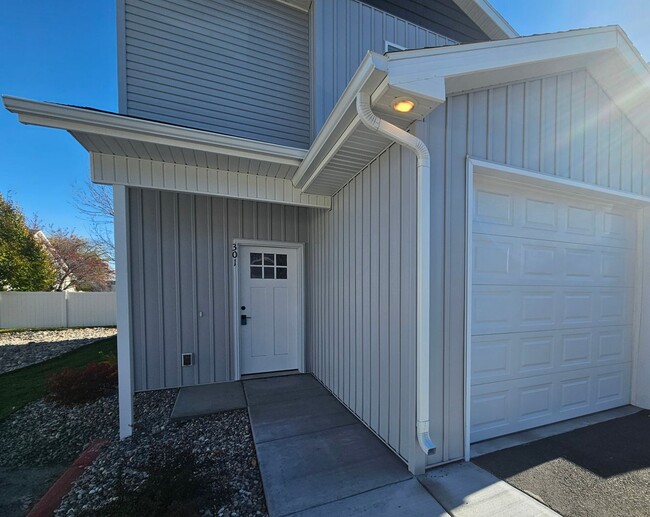 Building Photo - Rent Reduced! Rent Special $100 Off the First 2 Month of Rent!!