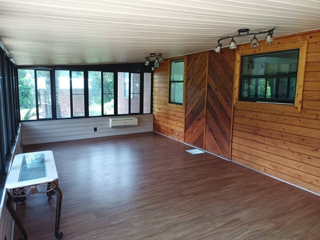 Photo - 471 Logan Ave