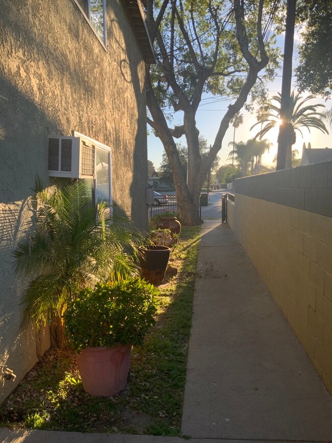 Photo - 837 S Gordon St Unidad C