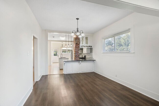 Photo - 900 S Division St