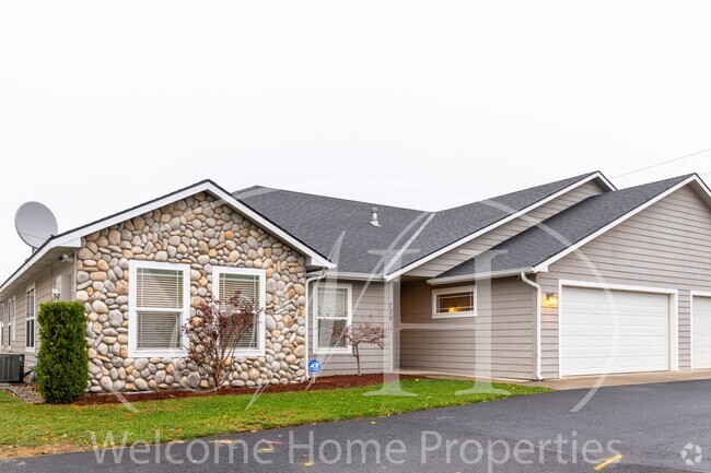 Building Photo - Spacious Home with Vaulted Ceilings