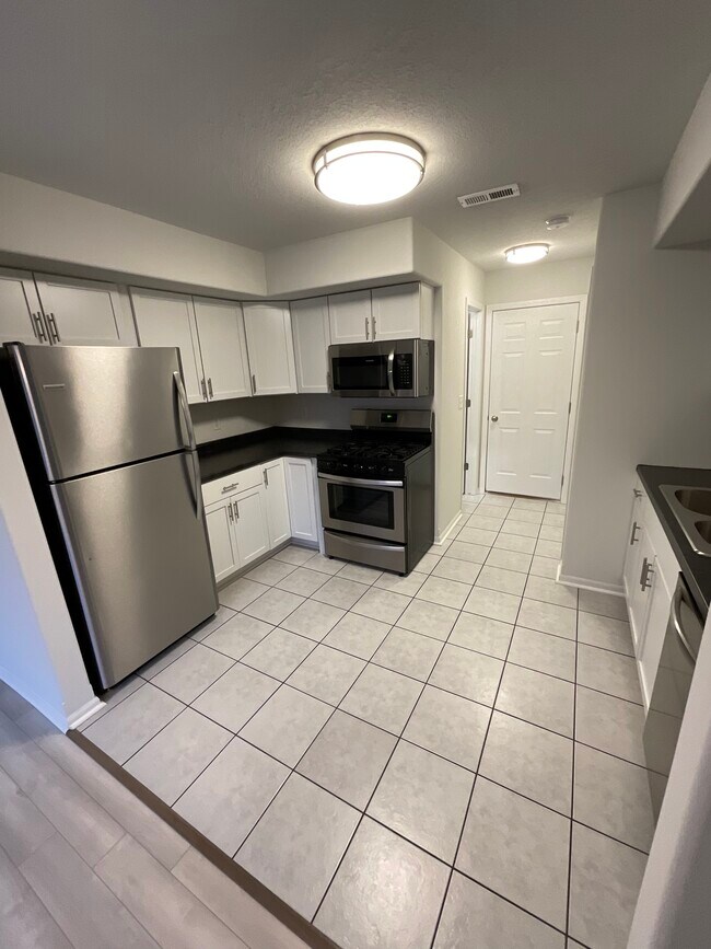 Kitchen - 1319 Lemna Ave