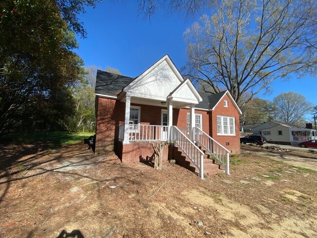 Building Photo - Very nice 4 bedroom 1 bathroom house JUST ...