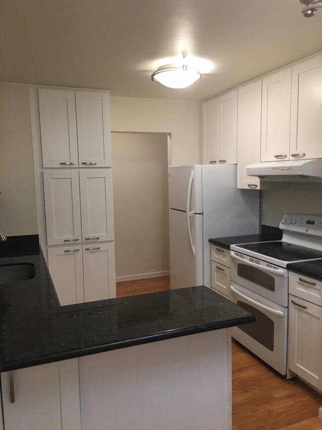 Building Photo - 1305 Boulevard Way Unit 1305 Boulevard Way