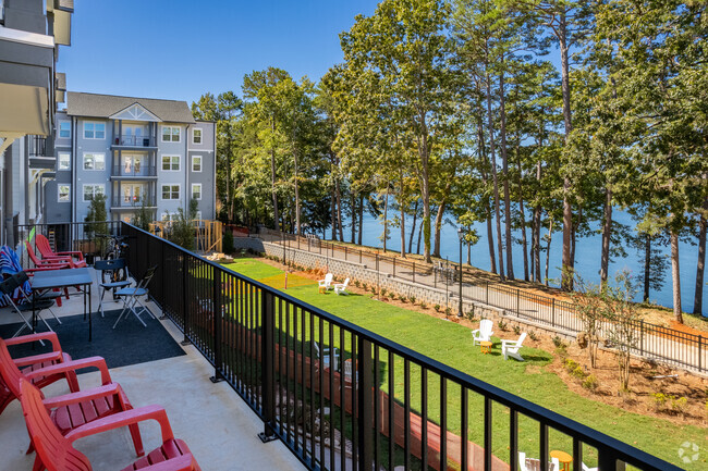 Balcón con vista al lago - Dockside Clemson Apartamentos