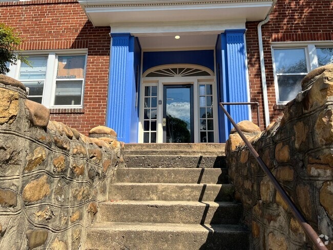 Building Photo - Newly Renovated 1-Bedroom Apartment on Elm... Unit L1