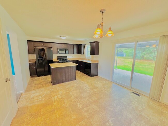 2102 Oakwood Dr