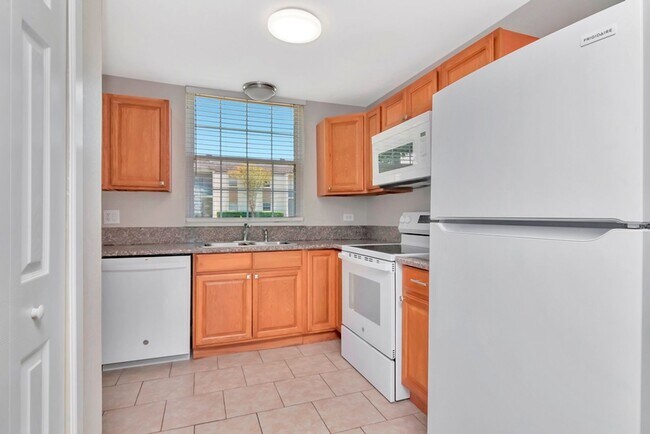 Building Photo - Ground Floor - Corner/End Unit - Upgraded ... Rental