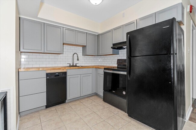 Photo - 305 E 9th St