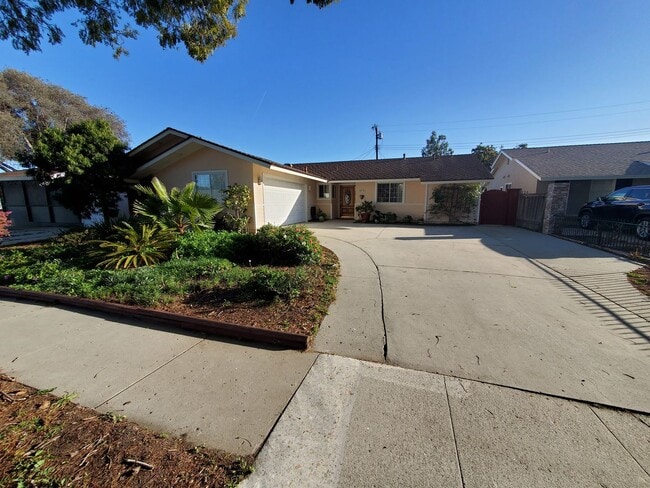 Building Photo - Wonderful Mid Century Home available for lease