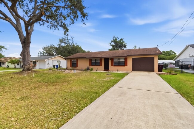 Photo - Charming 2/2 Spacious Home with/ 1 Car Garage in St. Cloud Close to the Lakefront Park