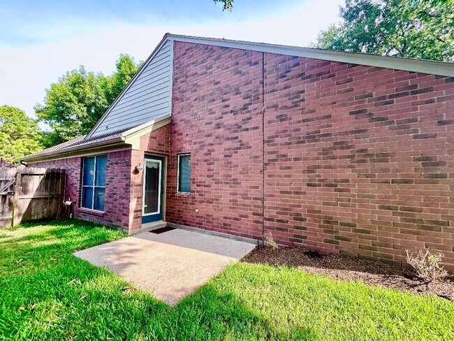 Building Photo - 10011 Territory Ln