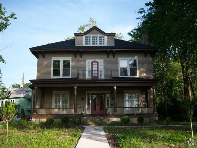 Building Photo - 1658 James St Rental