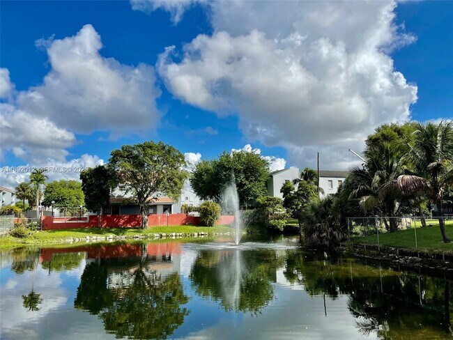 Photo - 1725 W 60th St Unidad F304