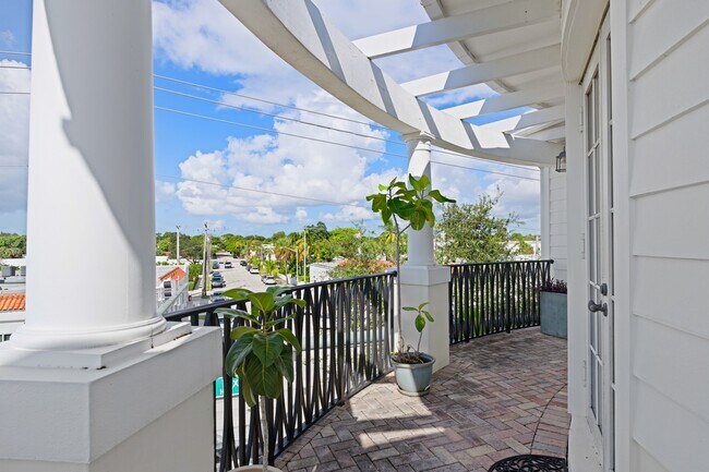 Photo - 1970 S Dixie Hwy Unidad # R2