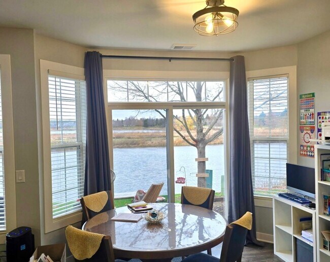 Photo - 571 Springbrook Trail N