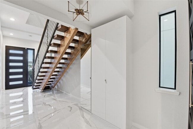 Photo - 529 Memorial Heights Dr