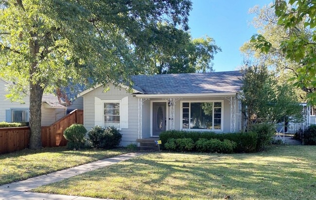 Photo - 3 BED/2BATH BUNGALOW IN ARLINGTON HEIGHTS!