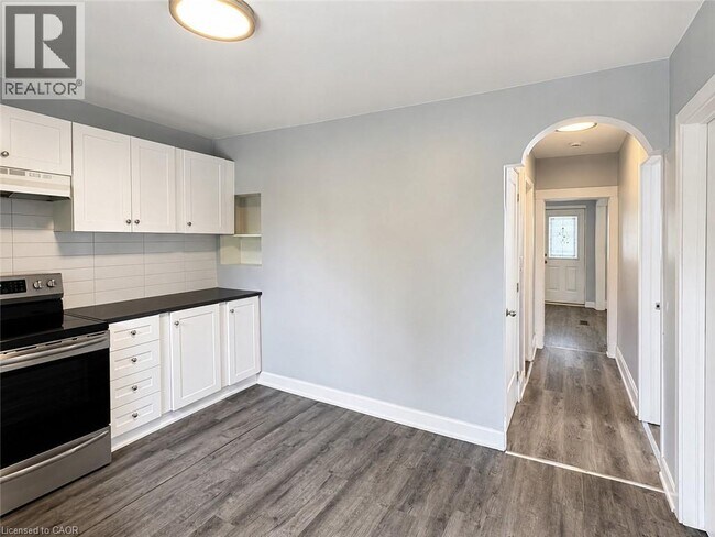 Photo - 250 Weir St N
