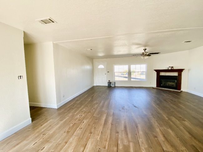 Photo - 415 Mostyn Ln