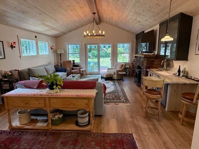 Photo - 61 Mansfield Ave