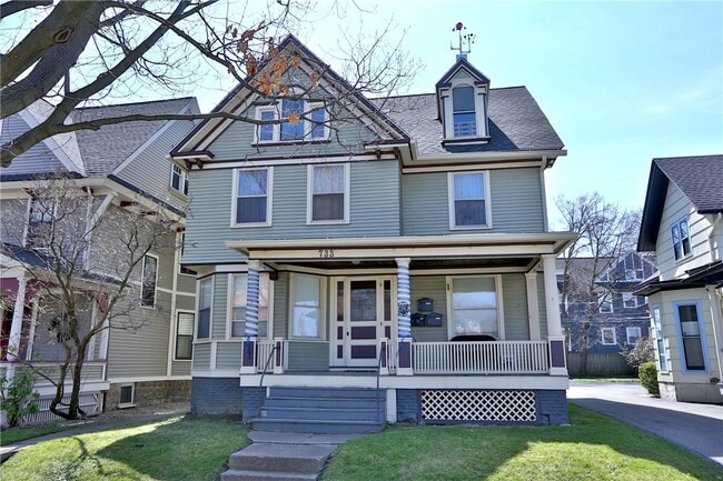 Building Photo - 733 University Ave