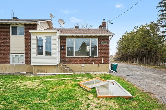 Building Photo - 2123 Mer-Bleue Rd