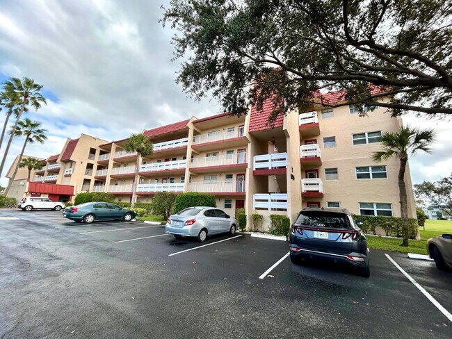 Building Photo - 1050 Country Club Dr Unit 303