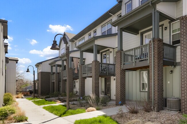 Spacious 3 Bed, 2.5 Bath Townhome in Prime Lakewood Location - Solar