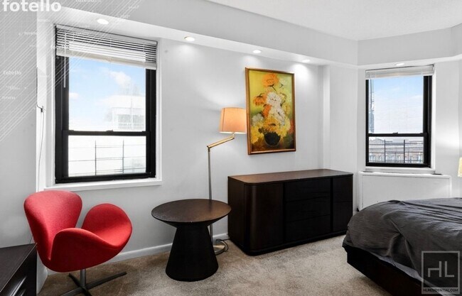 Photo - 210 E 47th St