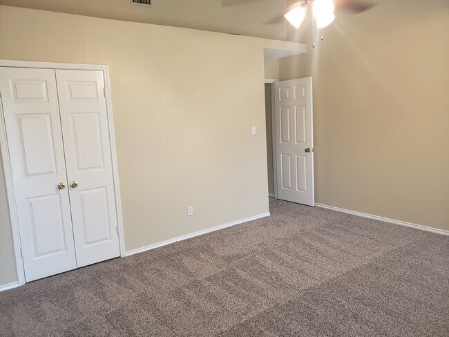 Photo - 2212 Carriage Hill