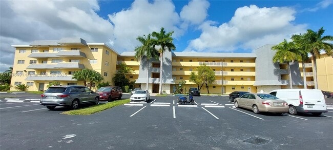 Building Photo - 7410 SW 82nd St Unit K408