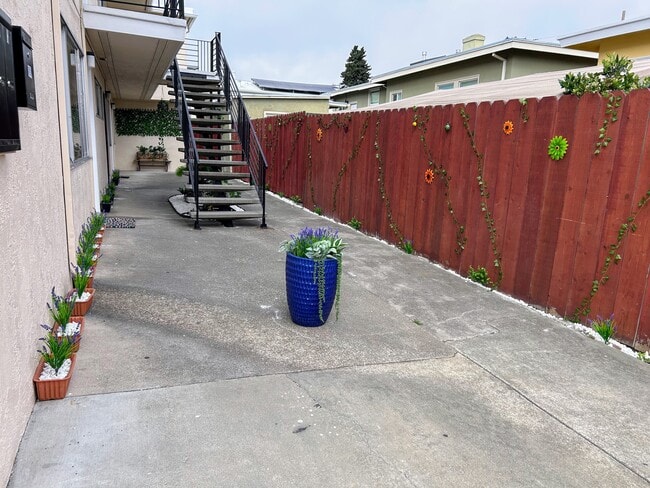 Lobby - 1433 Dwight Way Apartments