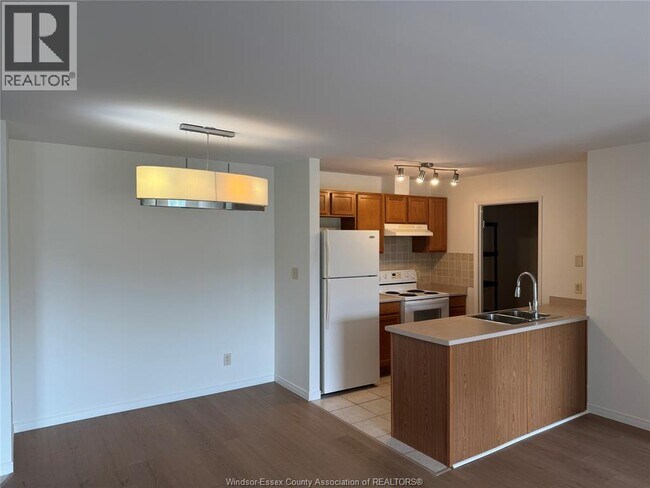 Photo - 5000 Wyandotte St E Unit 304