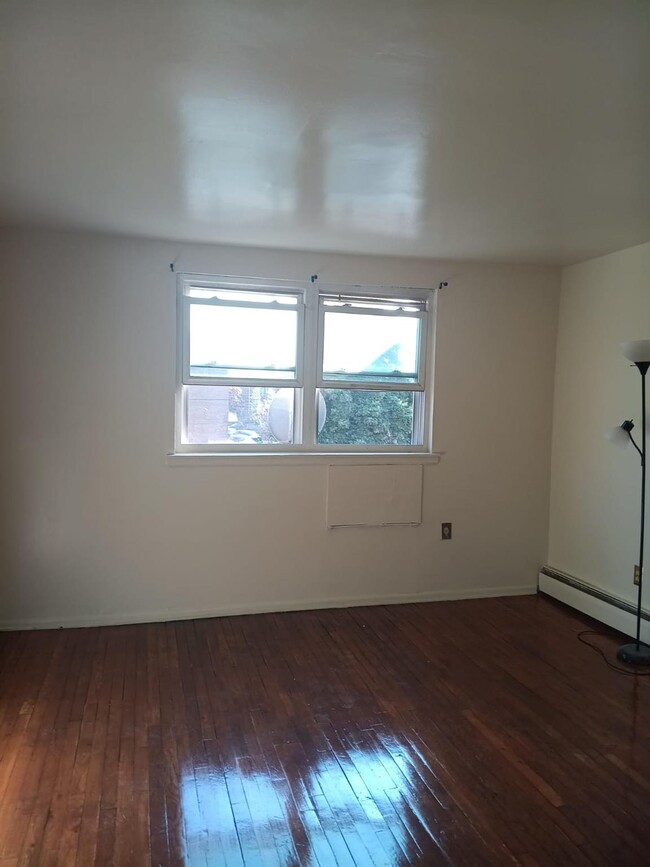 Photo - 1464 E 84th St Apartamento