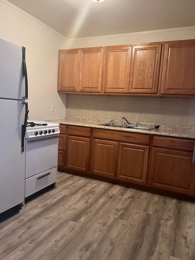 Photo - 609 W 11th St