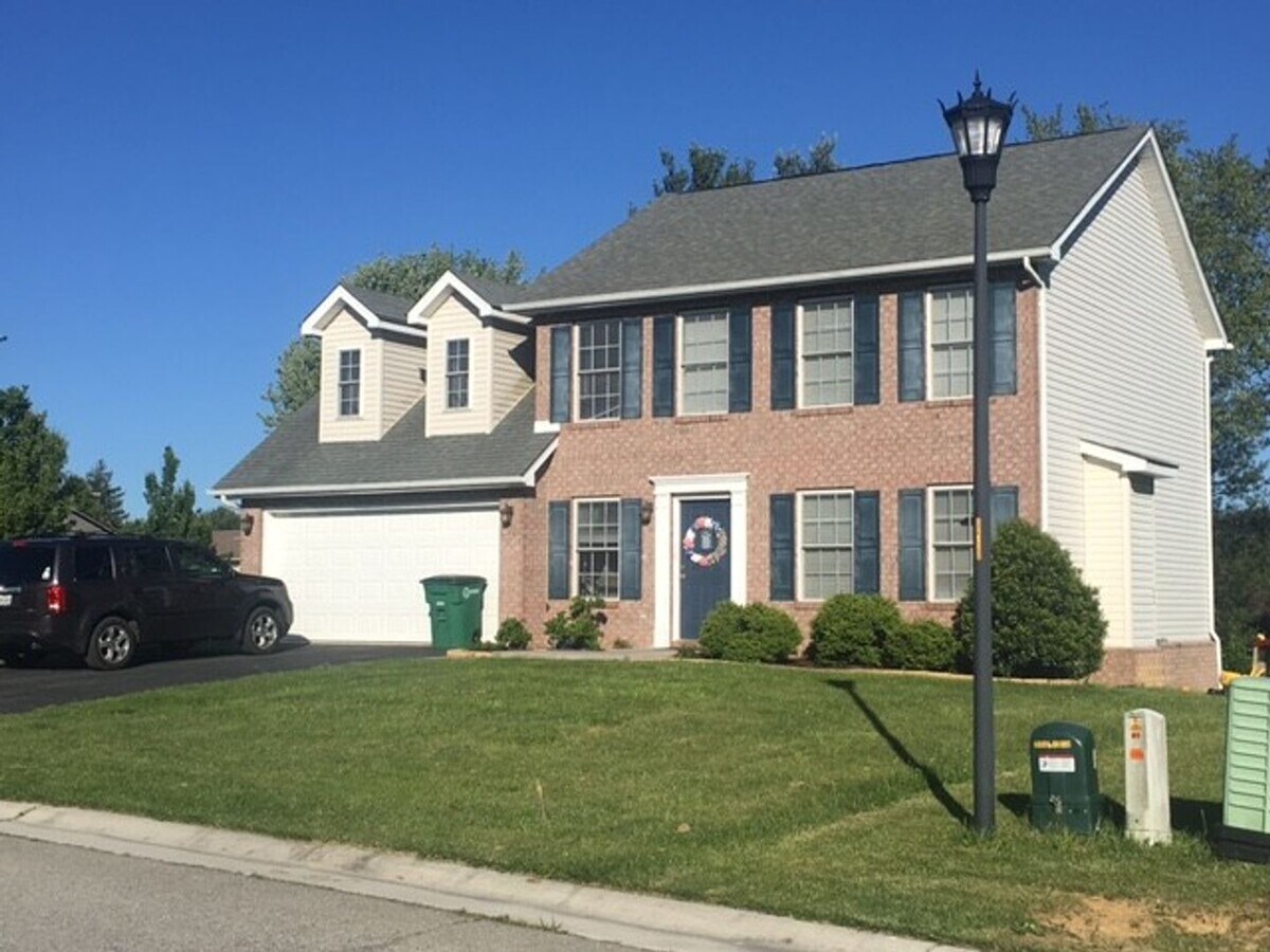 Photo - 305 Windsor Dr NW