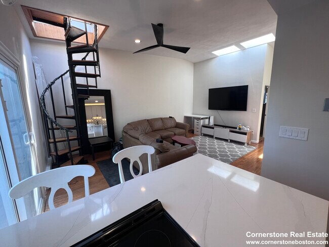 Building Photo - 610 Dorchester Ave Unit 3 Rental