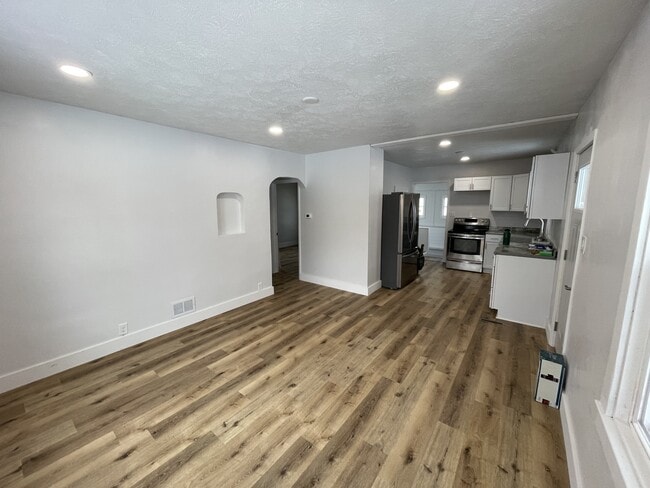 Photo - 218 W 28th St