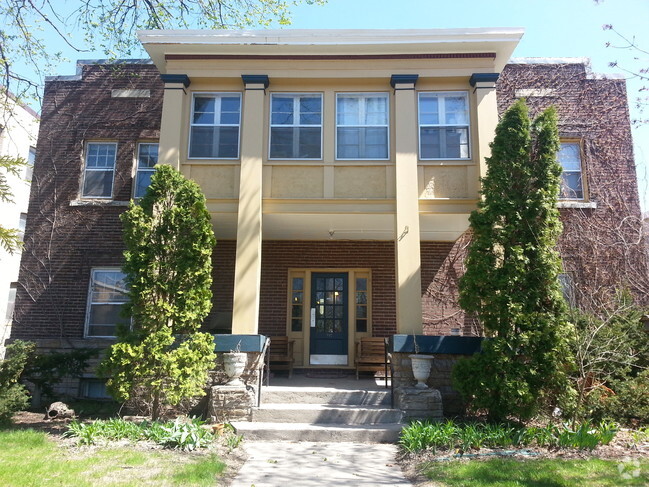 Building Photo - 715 University Ave SE Rental