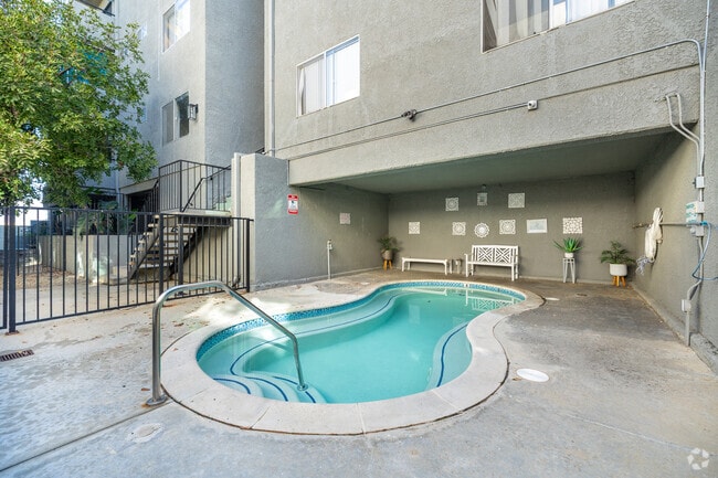 Piscina - 11817 Victory Blvd