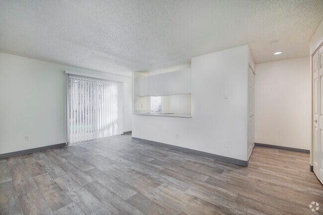 2BR, 1BR - 750SF - Livingroom