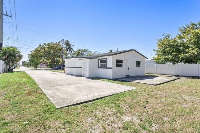 Photo - 105 NW 7th Ct